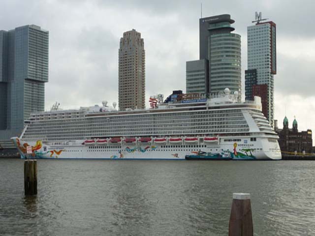 Cruiseschip ms Norwegian Getaway van Norwegian Cruise Lines aan de Cruise Terminal Rotterdam